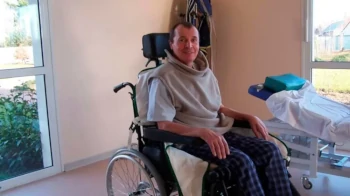 Claude sur une chaise roulante