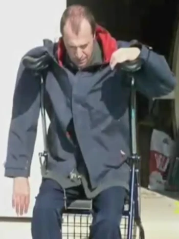 Claude sur une chaise roulante